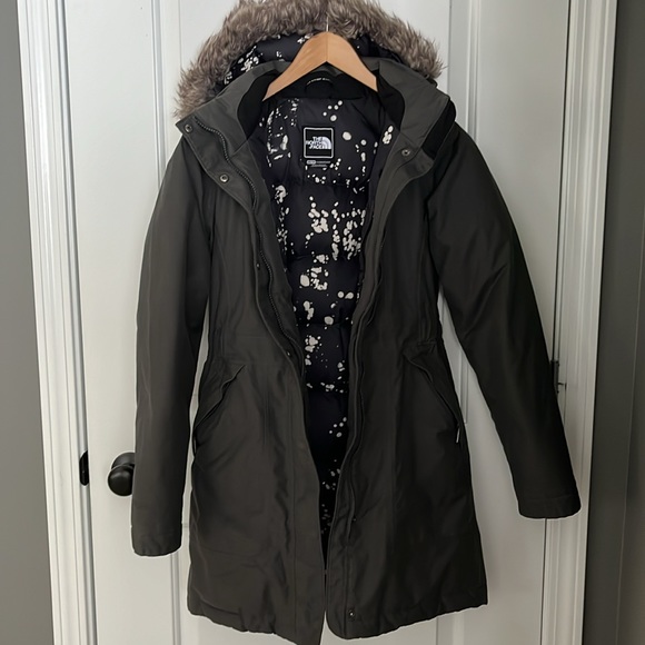 The North Face Women’s Artic Down Parka with hood and faux fur trim in CC13 Gray - Picture 4 of 7